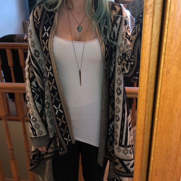 beautiful warm knitted tribal blanket cardigan - Picture 2 of 3